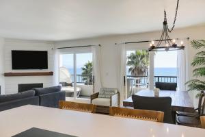 un soggiorno con un divano e un tavolo di Beachfront Hideaway a Santa Barbara