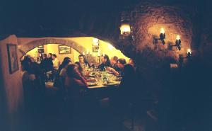 un gruppo di persone seduti a un tavolo in un ristorante di Cortona Village Heights a Cortona