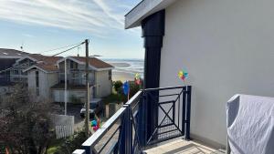 アンデルノ・レ・バンにあるL'échappé bleu, T2 vue imprenable sur la plageの海の景色を望む家のバルコニー +5枚の写真