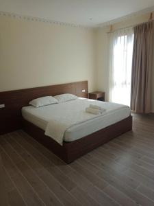 富国Hotel Ven80的房间里有一张大床的卧室