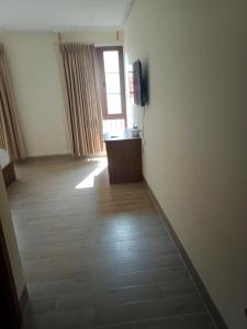 富国Hotel Ven80的一间空房间,设有水槽和窗户