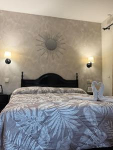 Un dormitorio con una cama grande con un diseño floral. en el valle hostal restaurante, en La Pradera de Navalhorno