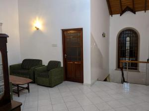 Zona de estar de Tranquil Apt with Scenic Balcony