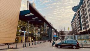 un'auto parcheggiata in una strada di fronte a un edificio di Midi Station a Bruxelles