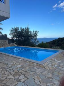 Bazén v ubytování Villa Ozzy, Amazing Panoramic Sea View Retreat 2 Bedroom with Pool nebo v jeho okolí