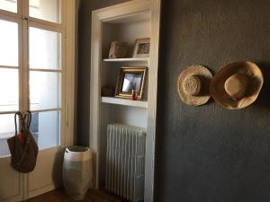 a room with a shelf and a window and a radiator at Spacieux et lumineux duplex arty au centre de Sète in Sète