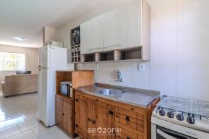 Η κουζίνα ή μικρή κουζίνα στο Casa 3Q Piscina e Churrasq. 500m da praia RUA0226