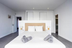 Un dormitorio con una gran cama blanca con dos almohadas. en Exclusive 6 bedrooms Villa in Lanzarote - Ocean & Volcano Views, Private Pool, Jacuzzi & Gym, en Mácher 72 fotos más