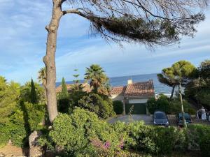 a house with a view of the ocean at Villa Le Patio à 20 m de la mer in Saint-Peïre-sur-Mer
