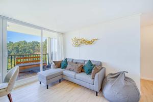 a living room with a couch and a large window at Bosque Mar 3D con Vista al Mar in Puchuncaví