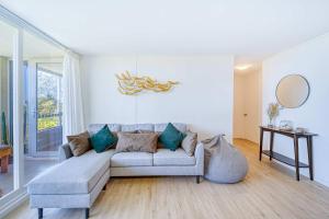 a living room with a couch and a table at Bosque Mar 3D con Vista al Mar in Puchuncaví