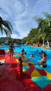 Bazén v ubytování consorcio club Paradise nebo v jeho okolí