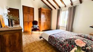 Giường trong phòng chung tại Maison de campagne mas Célestin +15 ảnh