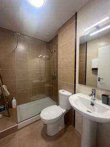 un bagno con wc, lavandino e doccia di Finisterre Aloha a Fisterra (Finisterre) Altre 6 foto