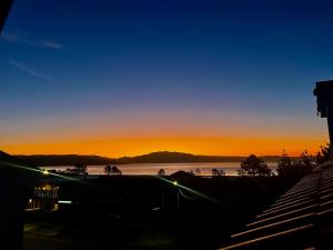 un tramonto su un corpo d'acqua di Finisterre Aloha a Fisterra (Finisterre)