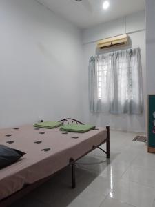 Batu EnamWelcome to Gemas Homestay ALI的窗户客房内的一张大床