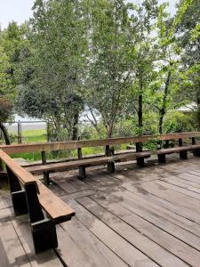 un banc en bois installé au-dessus d'une terrasse en bois dans l'établissement Casa orilla de playa pucón, à Pucón