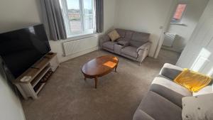 Μια τηλεόραση ή/και κέντρο ψυχαγωγίας στο 3bed House - Contractors Welcome - Fast Wifi