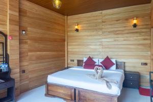 Postel nebo postele na pokoji v ubytování Refresh Inn Ella