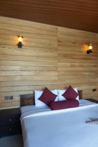 Postel nebo postele na pokoji v ubytování Refresh Inn Ella