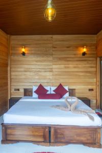 Postel nebo postele na pokoji v ubytování Refresh Inn Ella