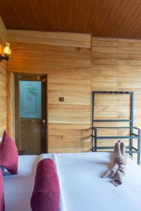 Postel nebo postele na pokoji v ubytování Refresh Inn Ella