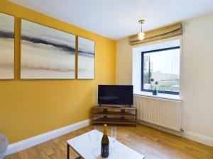 TV a/nebo společenská místnost v ubytování Newquay Entire House