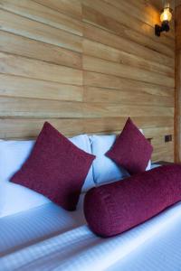 Postel nebo postele na pokoji v ubytování Refresh Inn Ella