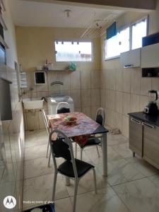 カボ・フリオにあるCabo Frio - FJN Serviços de Hospedagem - 70 mts Praiaの部屋にテーブルと椅子のあるキッチン