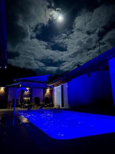 Bazén v ubytování Condomínio Mar Verde Caraguatatuba , 500 metros da Praia nebo v jeho okolí