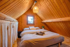 - une chambre avec un lit dans un grenier en bois dans l'établissement Chalet cosy - Proche mer, à Cabourg 11 autres photos