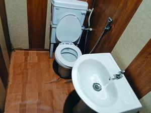 Un baño con un inodoro blanco y un lavabo. en TTN - The Trekker's Nest, en Jyotirmath 17 fotos más