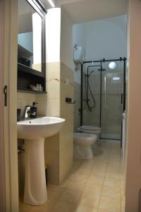 Un baño con lavabo, inodoro y ducha. en Dimora il Capitello, en Cisternino 21 fotos más