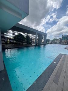 a large swimming pool in front of a building at Skytrees 公寓 距Aeon五分钟路程 in Johor Bahru