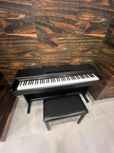 a piano sitting in front of a wooden wall at Skytrees 公寓 距Aeon五分钟路程 in Johor Bahru