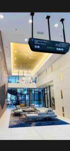 a lobby with couches and tables in a building at Skytrees 公寓 距Aeon五分钟路程 in Johor Bahru
