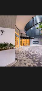 a large building with a lobby with a building with at Skytrees 公寓 距Aeon五分钟路程 in Johor Bahru