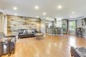 Χώρος καθιστικού στο 4 Mi to Dtwn Tuscaloosa Home with Cozy Den!