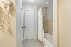 Ένα μπάνιο στο 4 Mi to Dtwn Tuscaloosa Home with Cozy Den! +22 φωτογραφίες
