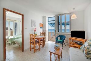 TV a/nebo společenská místnost v ubytování La Bayana Apartments - 2