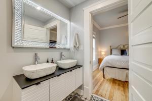 O baie la Walk to Midtown Charming Reno Retreat +19 fotografii