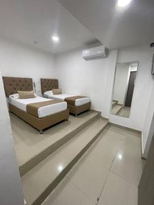 Postel nebo postele na pokoji v ubytování HS-T Habitacion Triple con wifi, piscina y aire acondicionado