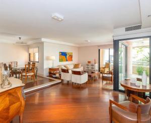 a living room filled with furniture and a dining room at Apartamento Sofisticado in Sete Lagoas