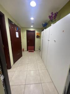迪拜Capsule Partition at Elite Space的走廊设有门,铺有瓷砖地板 更多1张照片