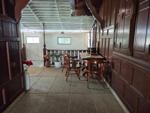 una sala da pranzo con tavolo e sedie di Baan Nur Nur 201 a Ban Lum Fuang Altre 11 foto