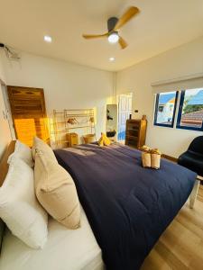 Postel nebo postele na pokoji v ubytování Bophut Fisherman's Village Blue Ocean Villa