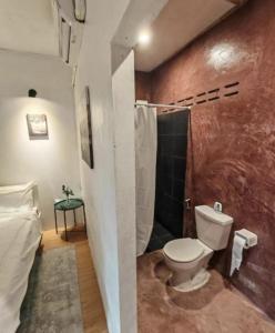 une salle de bain avec toilettes et douche dans l'établissement MaMa Resort Thongsala Koh Phangan, à Thongsala