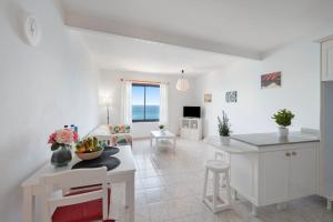 Kuchyň nebo kuchyňský kout v ubytování La Bayana Apartments - 7