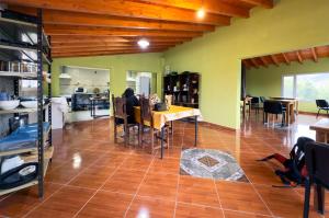 a kitchen and dining room with a table and chairs at Hostel Familia de Campo in El Chalten