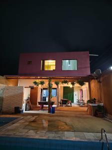 een huis met een zwembad in de nacht bij Casa Mandacaru in Ubajara